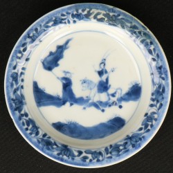 Een lot van (4) Porseleinen schoteltjes met ruiter en lansier decoratie. China, Kangxi.
