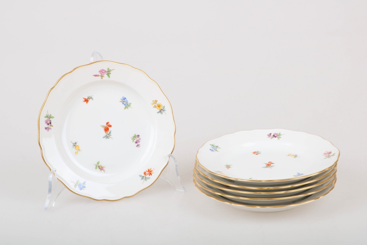 Een set van (6) porseleinen schotels met bloemendecor. Meissen, 1e helft 20e eeuw.