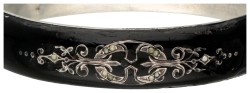 Antieke 800 zilveren Victoriaanse rouw bangle armband met zwarte emaille en zaadparels.