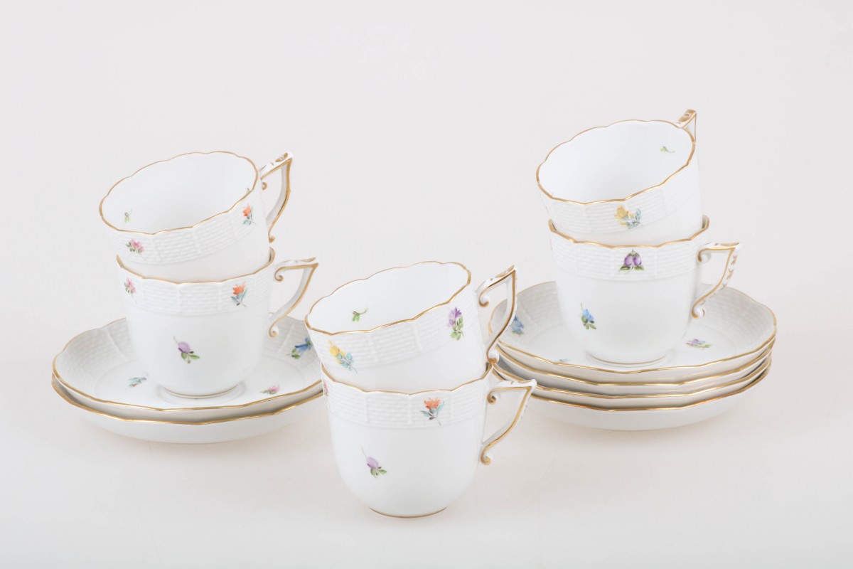 Een set van (6) porseleinen kop-en-schotels met bloemendecor. Herend, 2e helft 20e eeuw.