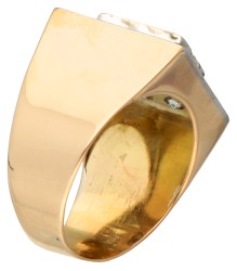 Retro 14 kt. geelgouden ring bezet met ca. 1.40 ct. ioliet en ca. 0.72 ct. diamant.
