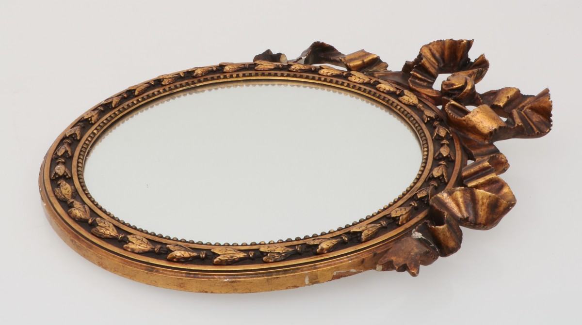Een Louis XVI-stijl verguld houten ronde spiegellijst, 20e eeuw.