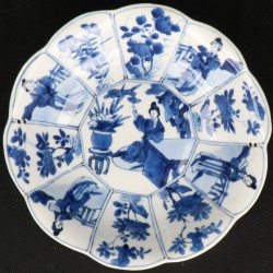 Een set van (2) Porseleinen gelobde bordje met lijzen decor en floraal decor. China, Kangxi,