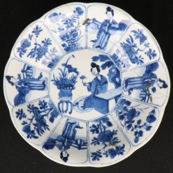 Een set van (2) Porseleinen gelobde bordje met lijzen decor en floraal decor. China, Kangxi,