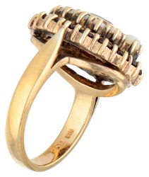 Vintage verguld zilveren entourage ring bezet met ca. 1.46 ct. granaat en ca. 0.20 ct. edel opaal.