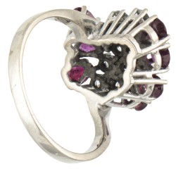 Vintage 14 kt. witgouden ring bezet met ca. 1.68 ct. natuurlijke robijn en ca. 0.36 ct. diamant.