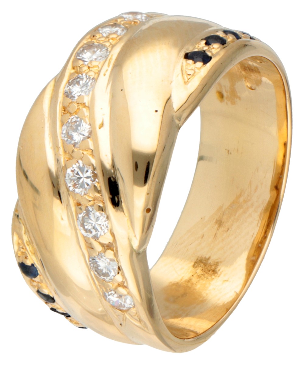 18 kt. Geelgouden ring bezet met ca. 0.27 ct. diamant en ca. 0.08 ct. natuurlijke saffier.