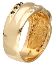 18 kt. Geelgouden ring bezet met ca. 0.27 ct. diamant en ca. 0.08 ct. natuurlijke saffier.
