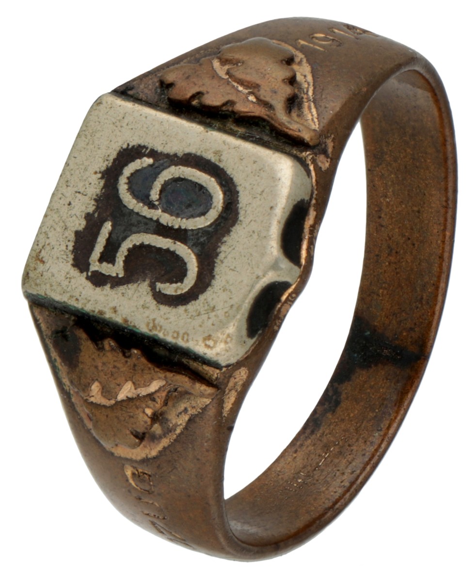 Bronzen patriottische ring uit de Eerste Wereldoorlog, zogenaamde loopgravenkunst en gegraveerd "Feldzug 1914/16".