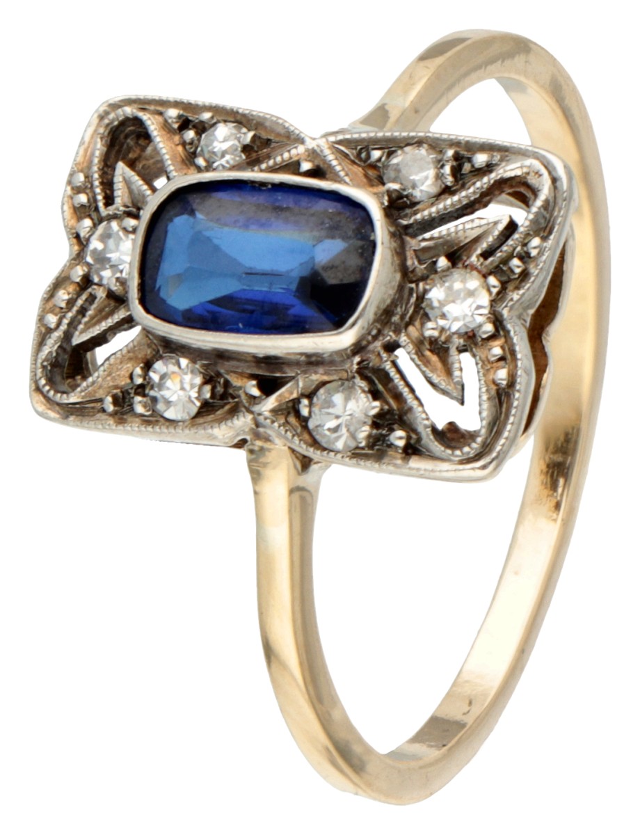 14 kt. Geelgouden art deco ring bezet met ca. 0.48 ct. synthetische saffier en ca. 0.06 ct. diamant.