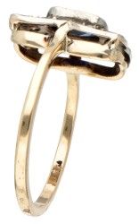 14 kt. Geelgouden art deco ring bezet met ca. 0.48 ct. synthetische saffier en ca. 0.06 ct. diamant.