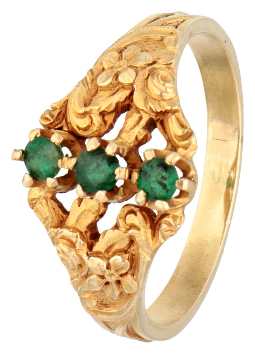 Art nouveau 18 kt. geelgouden Franse ring bezet met bloemmotieven en smaragd.