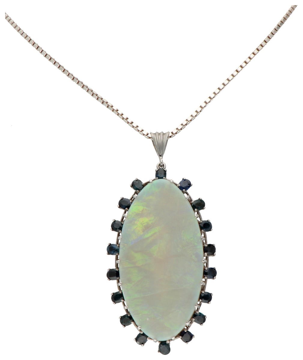 835 Zilveren collier met hanger bezet met ca. 30.00 ct. edelopaal en ca. 2.34 ct. natuurlijke saffier.