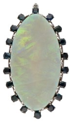 835 Zilveren collier met hanger bezet met ca. 30.00 ct. edelopaal en ca. 2.34 ct. natuurlijke saffier.