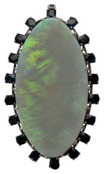 835 Zilveren collier met hanger bezet met ca. 30.00 ct. edelopaal en ca. 2.34 ct. natuurlijke saffier.