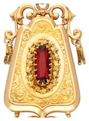 Antieke Franse 18 kt. geelgouden rijk gedecoreerde medaillon hanger met kwastjes en bezet met granaat.