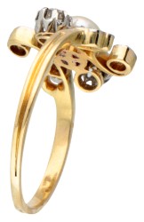 Antieke 14 kt. geelgouden ring bezet met ca. 0.22 ct. diamant en een parel.