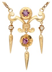 Antiek 18 kt. geelgouden collier met hanger in de voorstelling van een fleur de lis, bezet met ca. 0.58 ct. rhodoliet granaat en zaadparels.